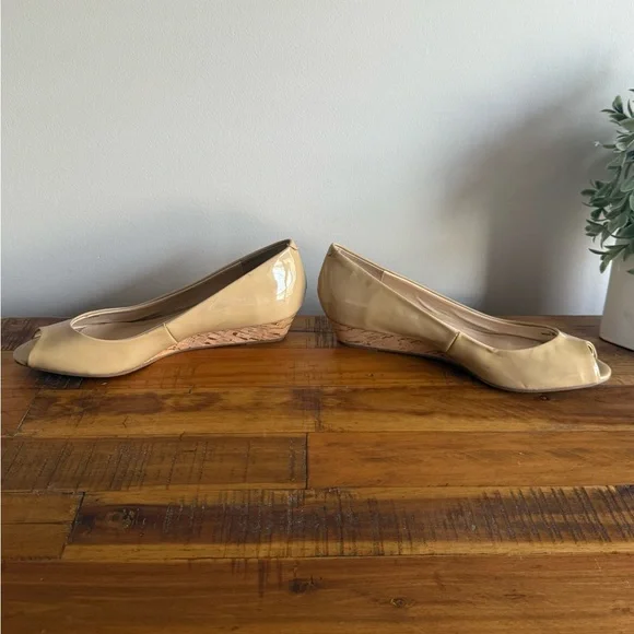 Talbots Women's Tan Nude Patent Leather Peep Toe Wedges Size 7.5 - Picture 4 of 6